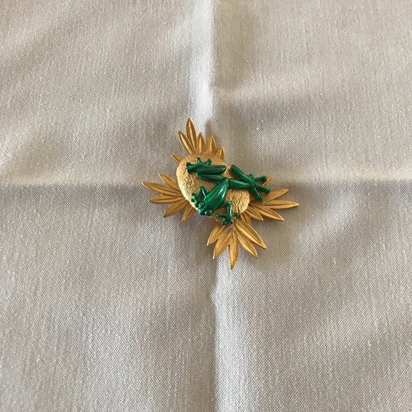 GOLD BROOCH WITH GREEN FROG!! - Picture 1 of 2
